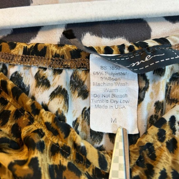 Leopard Print Bodysuit Med |  Off Shoulder  | Bell Sleeve 🐆 Total Y2K vibes! - Picture 7 of 8